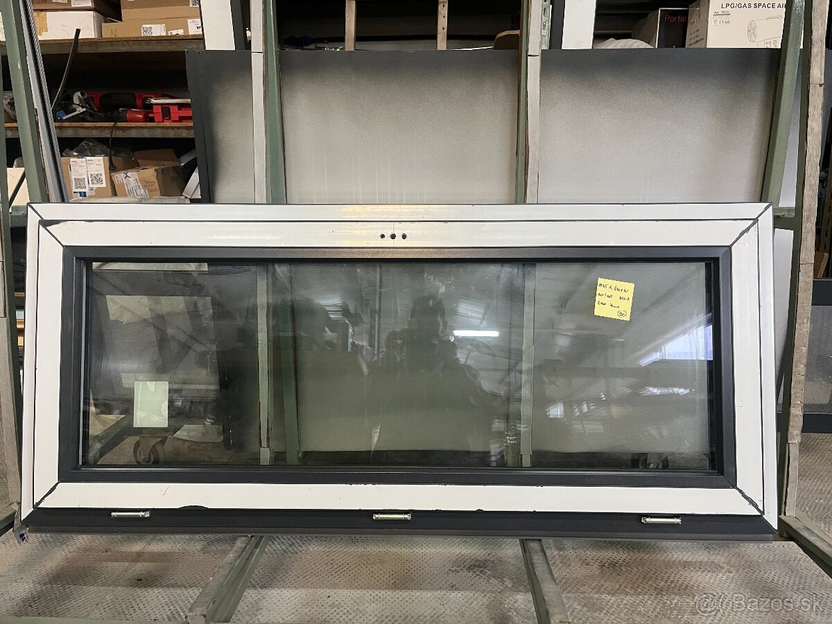 Predám plastové okno antracit/antracit 1580x670mm