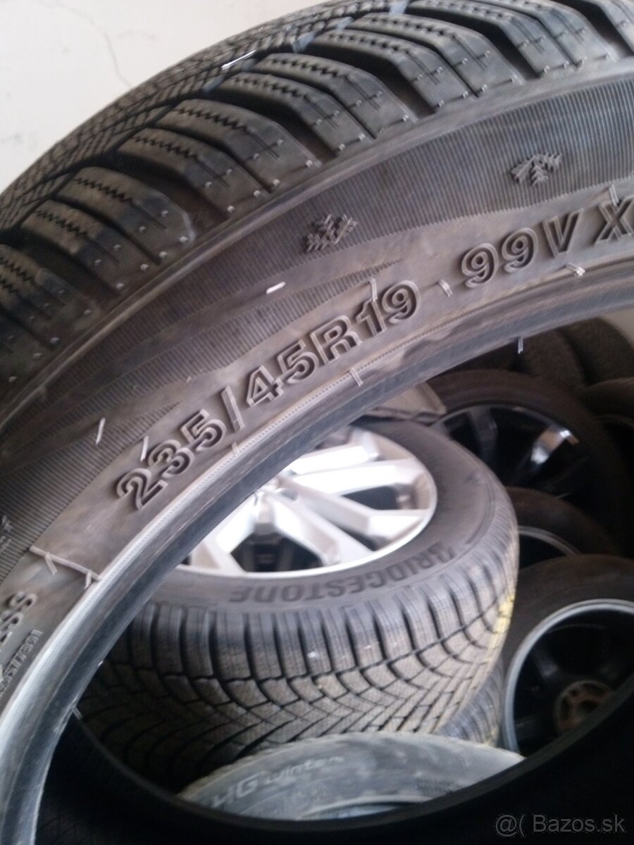 235/45r19 99v XL