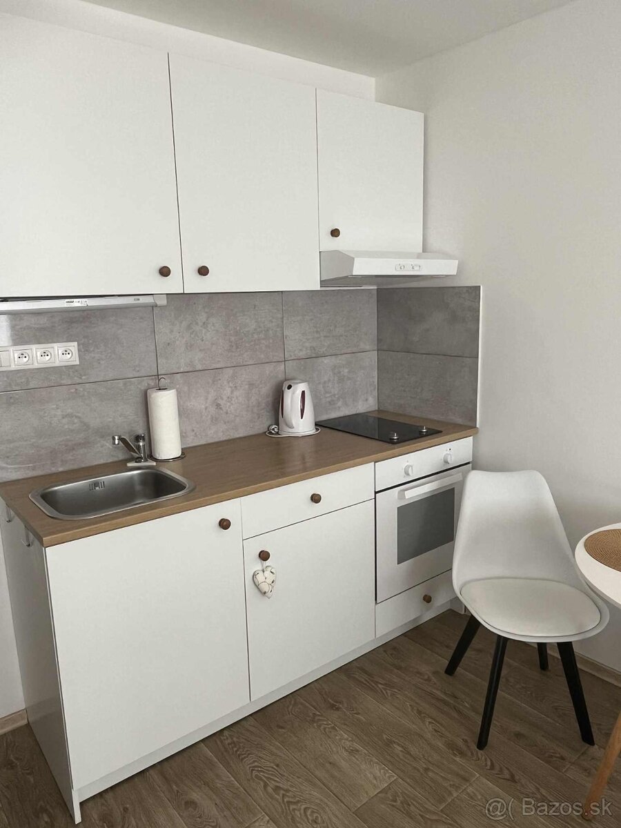 Garsonka s balkónom na prenájom