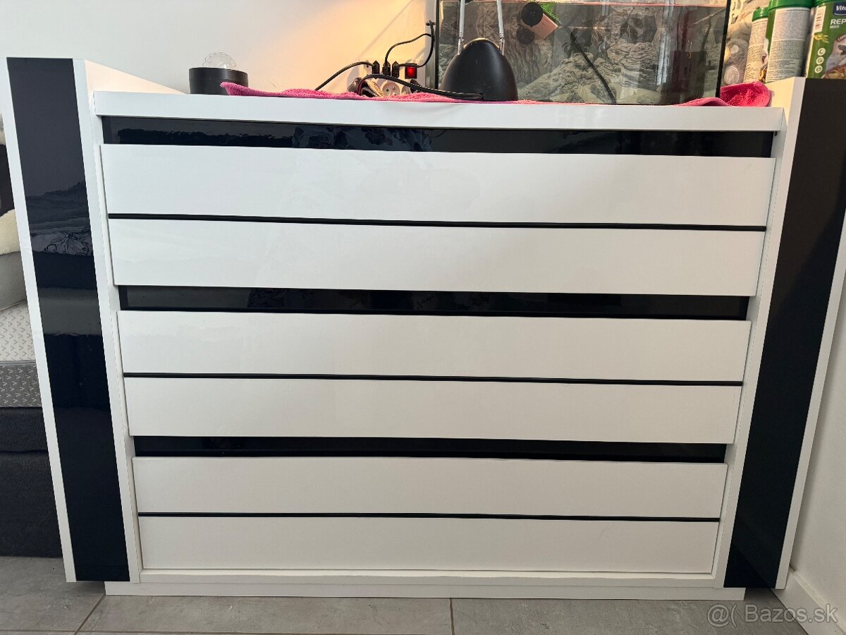 Predám modernú bielo-čiernu komodu