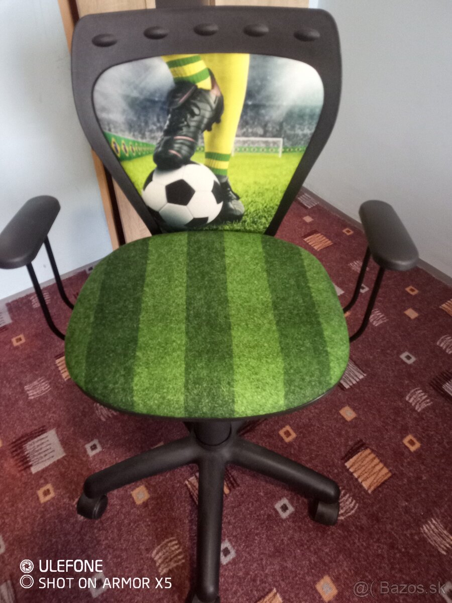 Detská chlapčenská stolička.