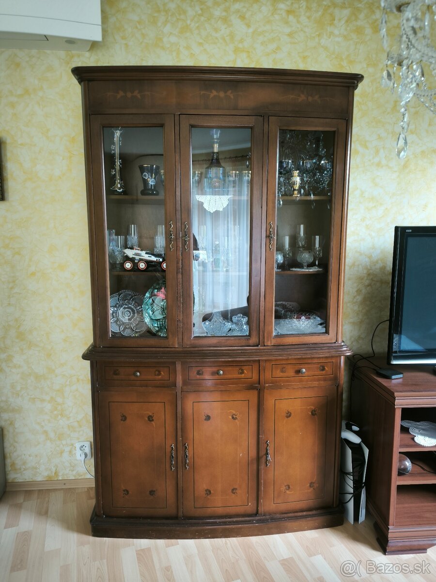 Predám starodávnu vitrínu