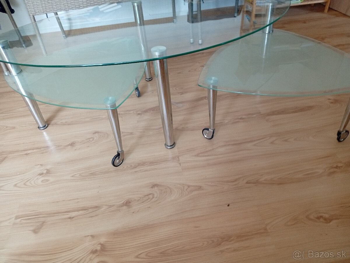 Skleneny stolík