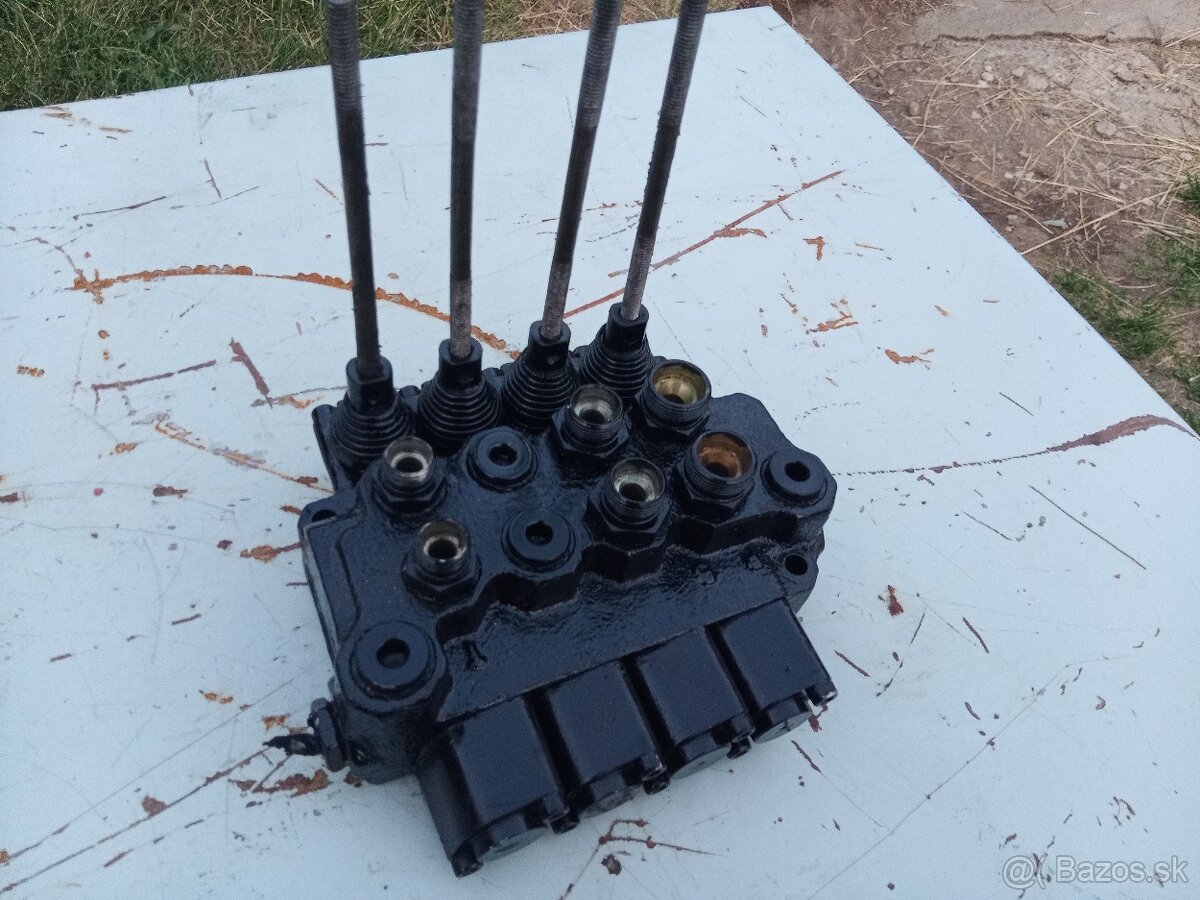Hydraulický rozvádzač štvor sekciový