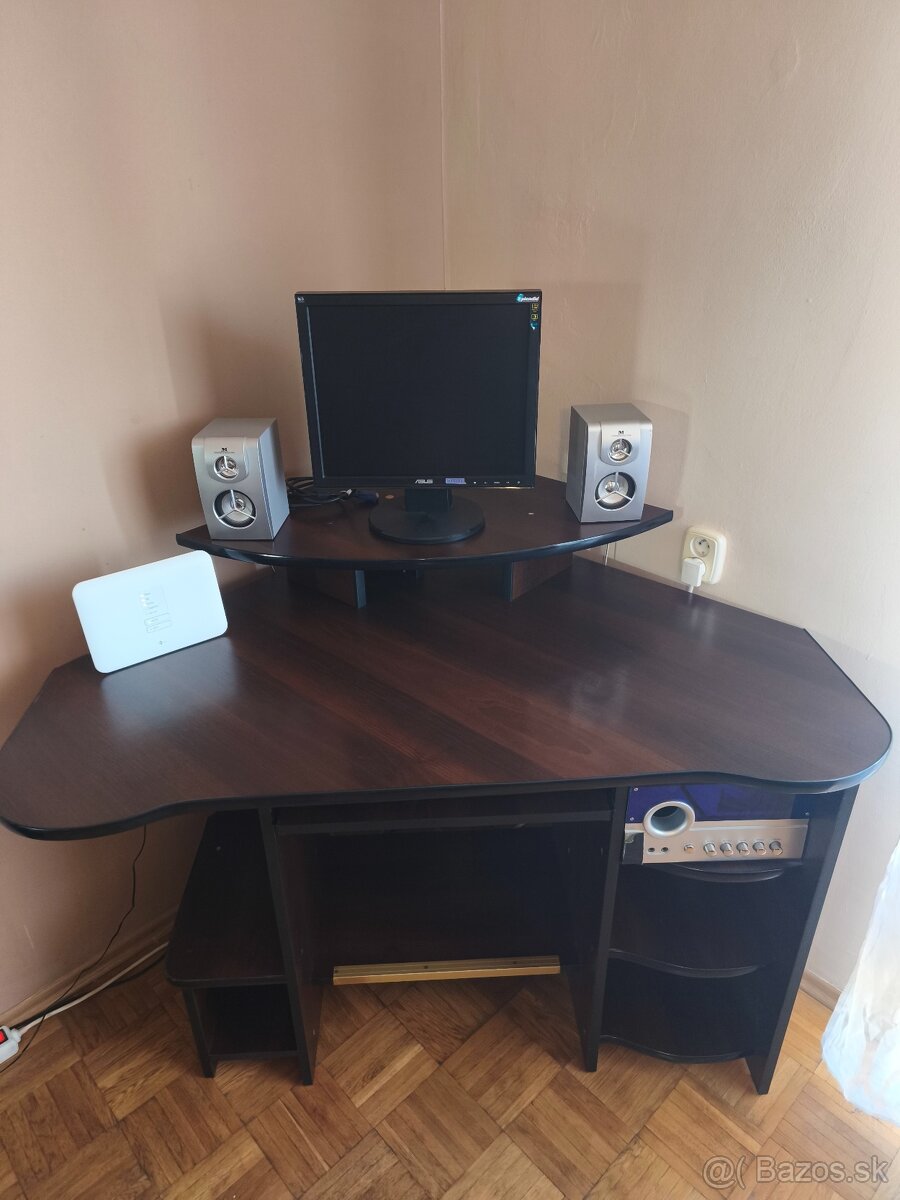 Študentsky rohový PC stolik