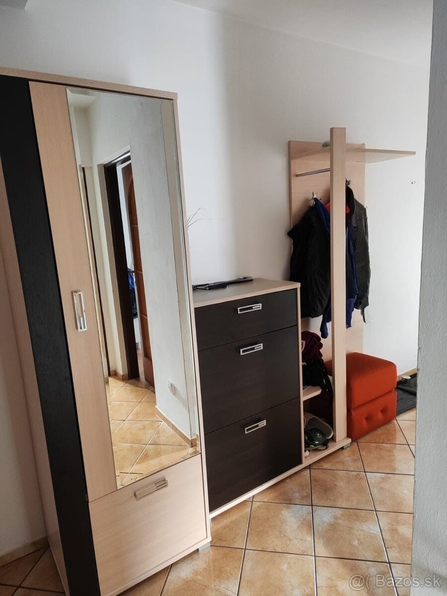 Predsieň, chodbova zostava, vešiakova stena