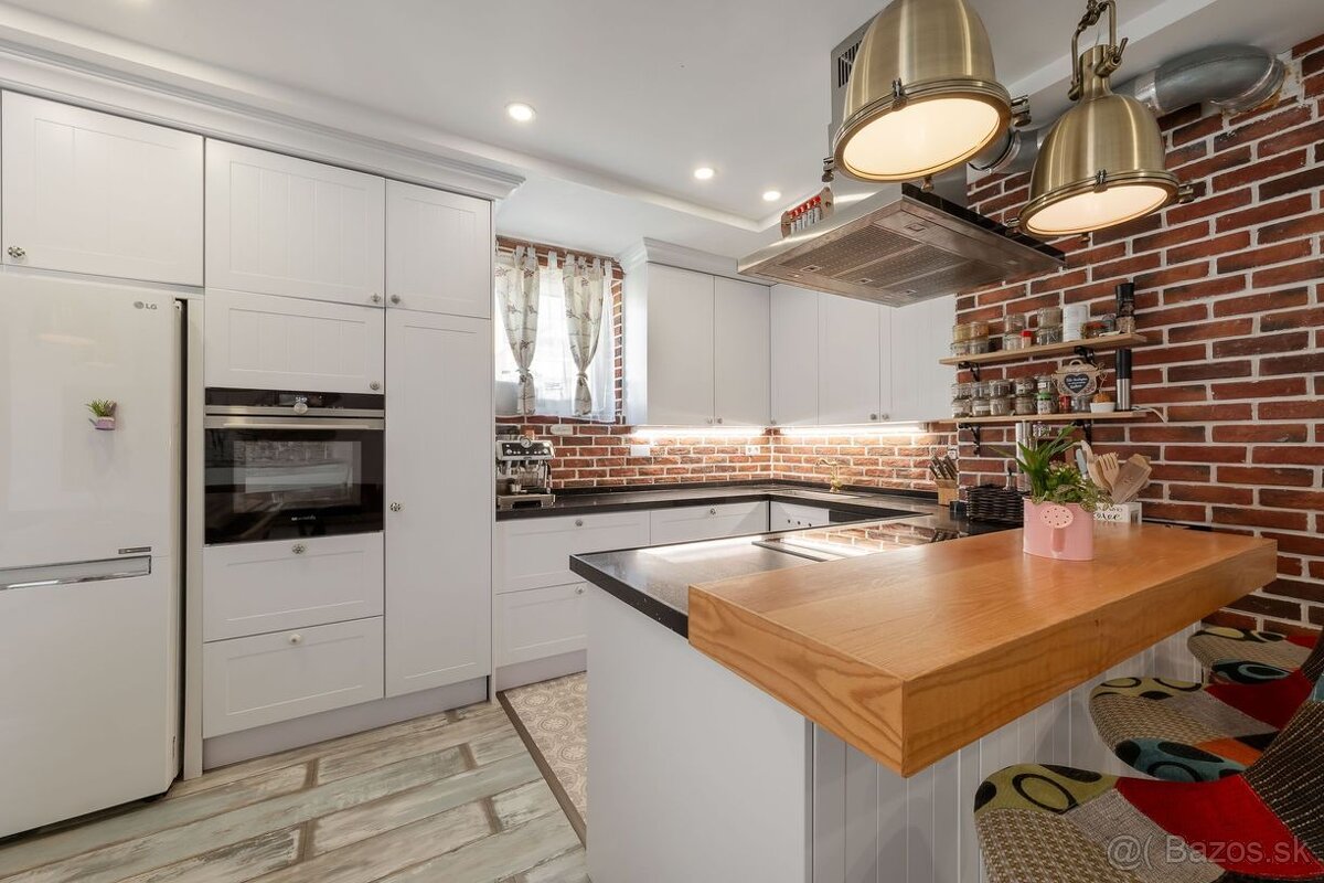 ZELENÁ STRÁŇ - PRIESTRANNÝ 4 IZBOVÝ BYT, 3 TERASY, 2 GARÁŽOV