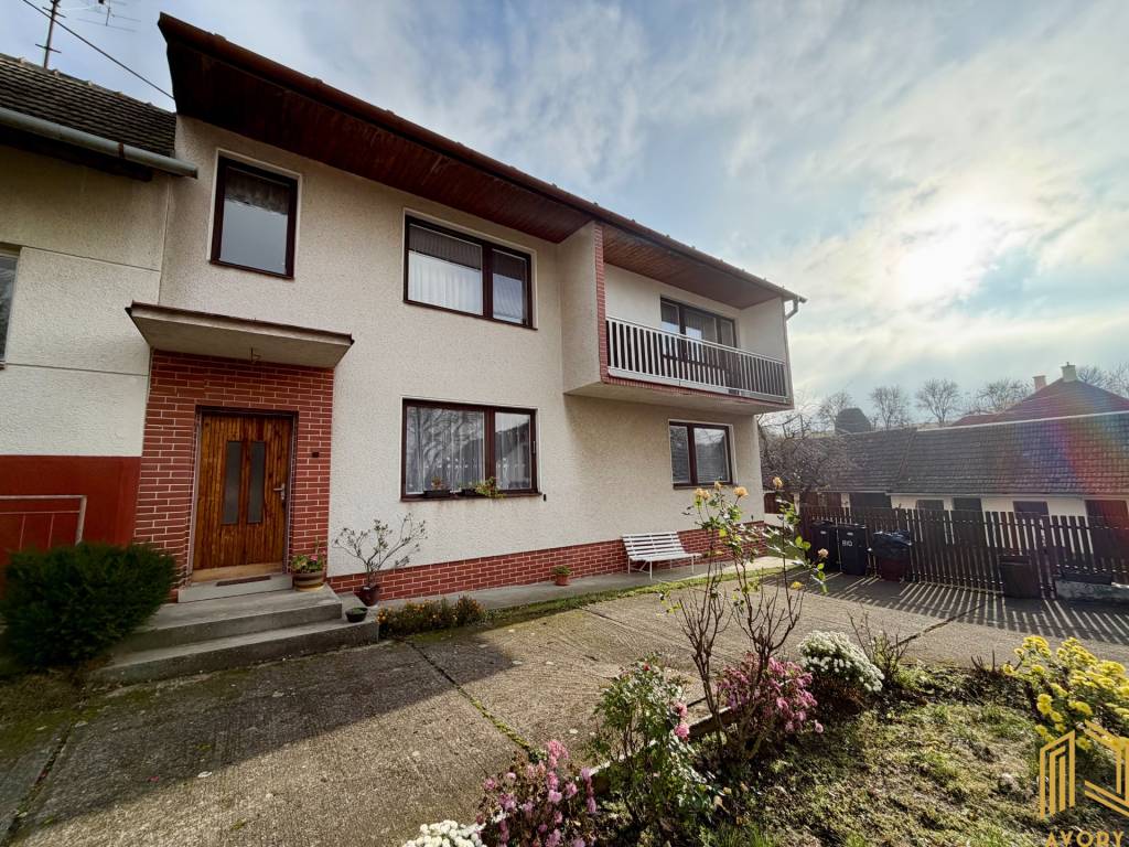 DVOJDOM, GARÁŽ, HOS. BUDOVA na pozemku 1140m² SENICA-KUNOV.