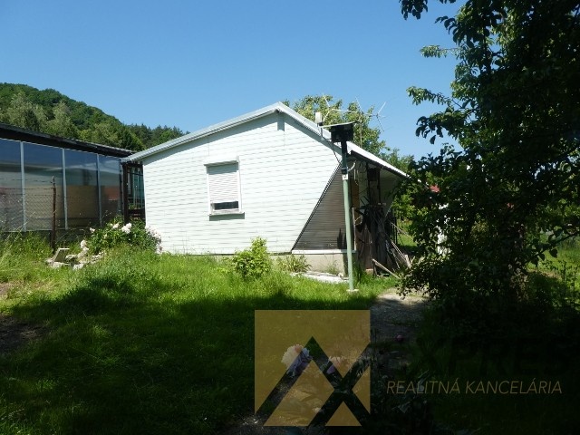 RK EXPRES - na predaj záhrada s chatkou v Handlovej.
