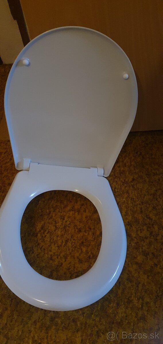 Doska na WC pomaly padajúca
