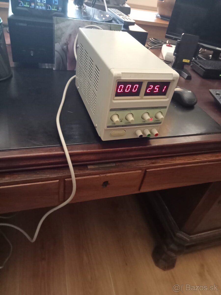 Laboratórny napájací zdroj