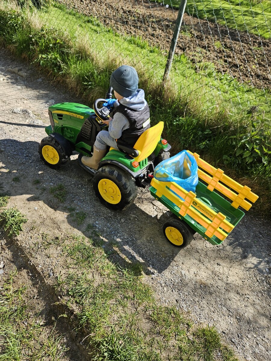 Detský john deere traktor
