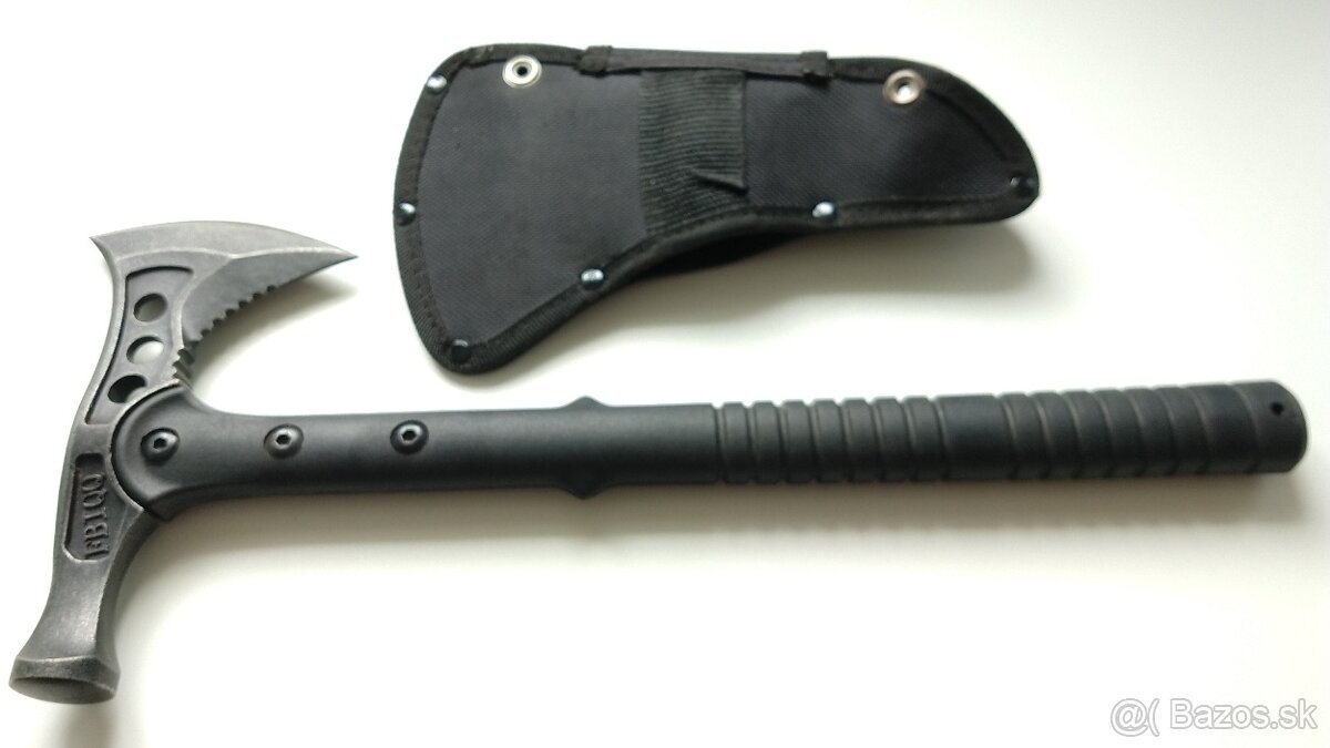 Taktická tomahawk sekera