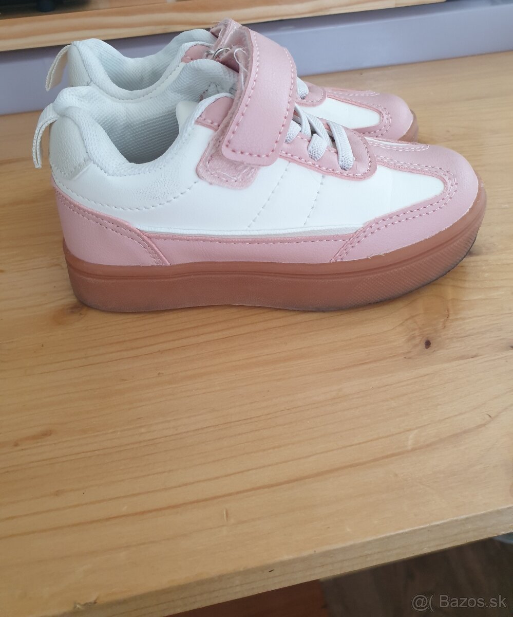 Nove tenisky 24cm