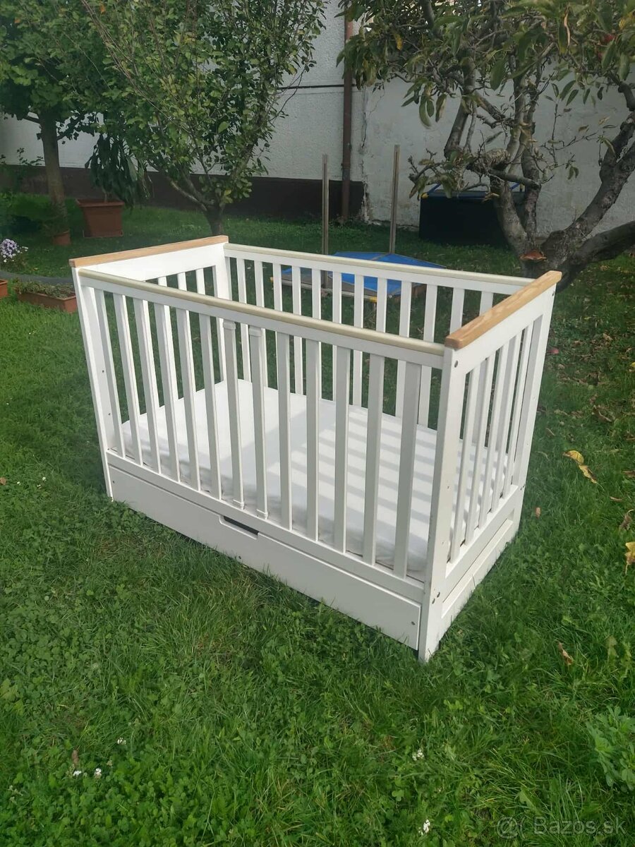 Biela drevená postieľka + nepremokavá plachta