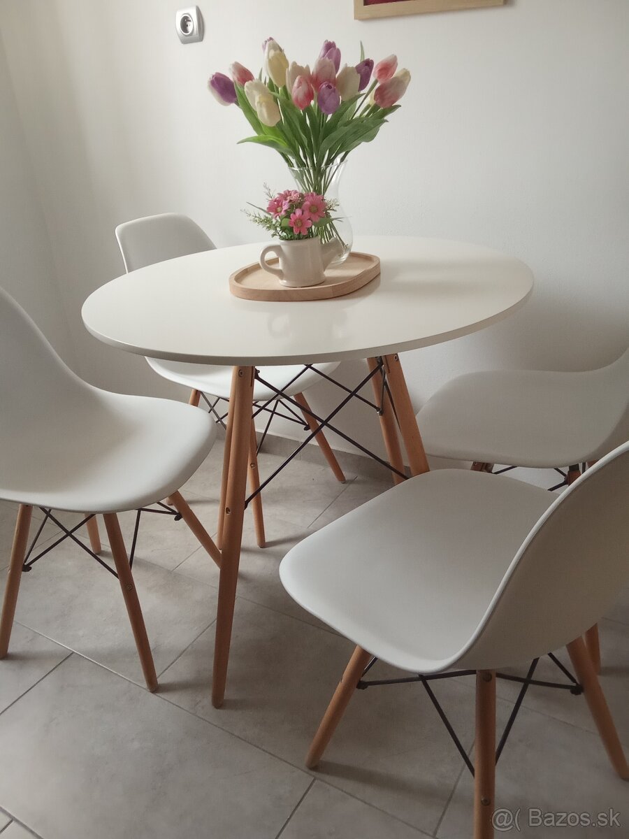 Jedálenský stôl so stoličkami