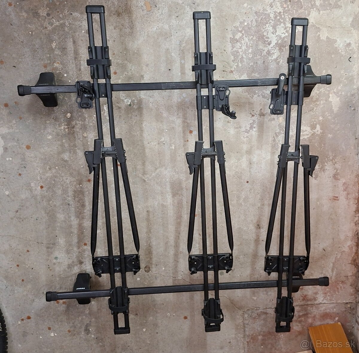 Thule strešný nosič na tri bicykle