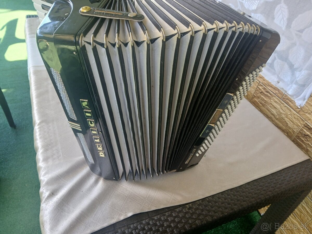 Predám krásny profi.akordeón DELÍCIA CHORAL IV