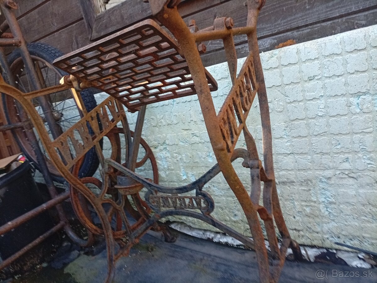 Starý stojan na šijací stroj