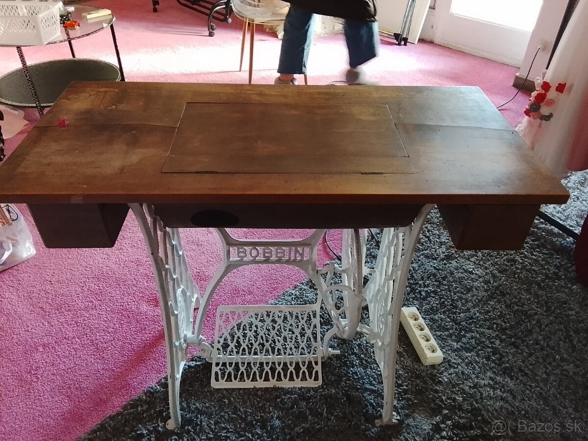 Dobový šijací stroj