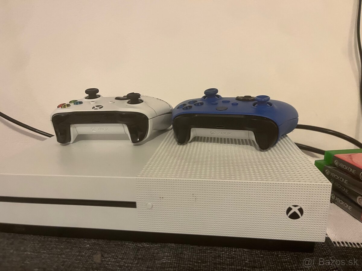Xbox One S 500GB + 2 ovládače + 4 hry