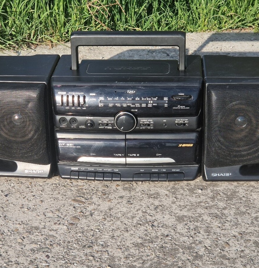 X BASS  SHARP prenosné rádio FM STEREO SURROUND