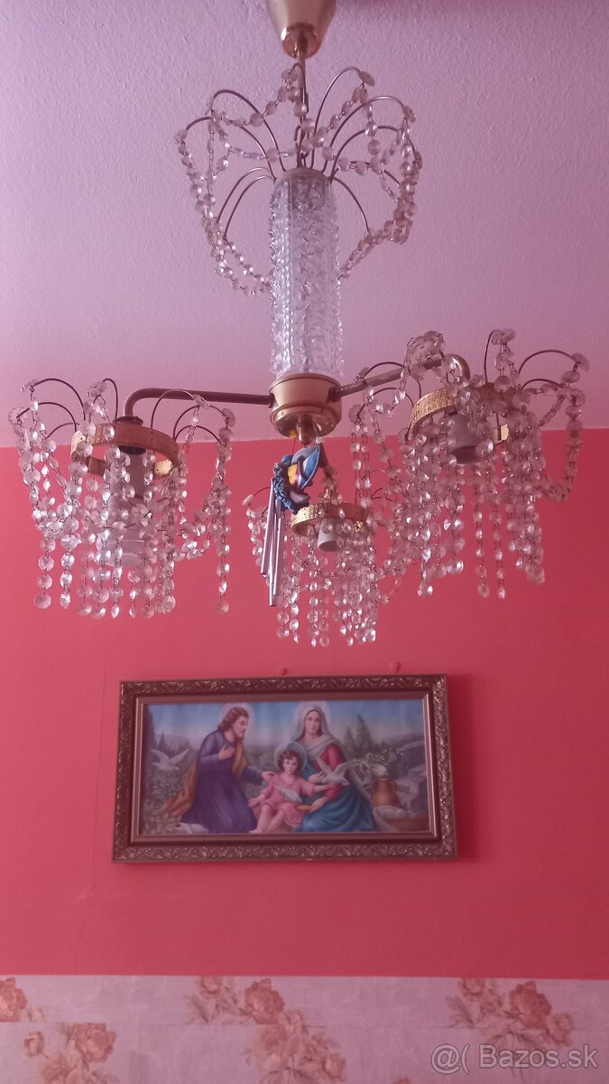 Krištáľový luster strieborné hodinky.