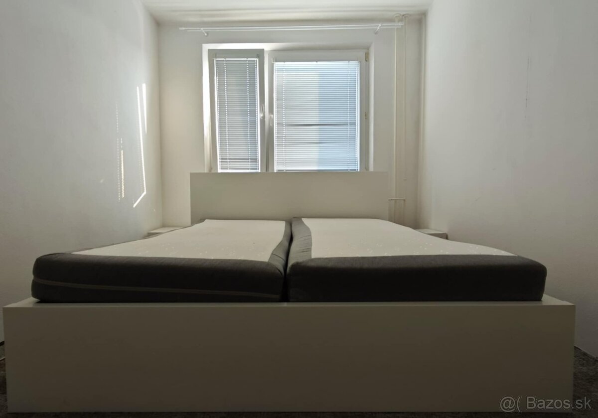 Posteľ manželská - rám + nočné stolíky IKEA