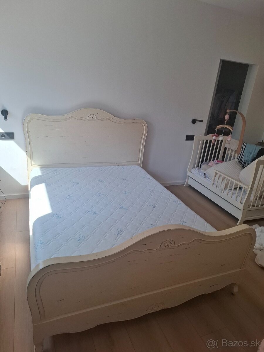 Rustikálna drevená posteľ s matracom