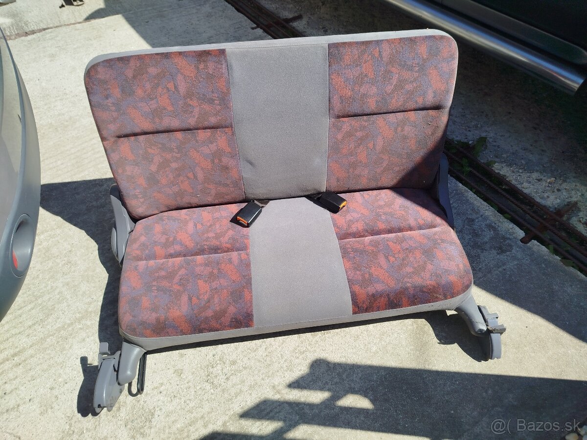 Nissan Terrano Sedačky