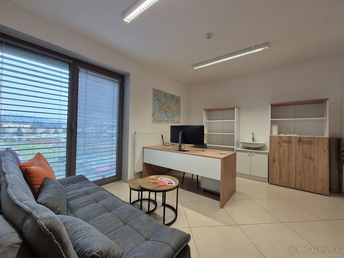 Moderné priestory s umývadlom a parkovaním pri OC Novum