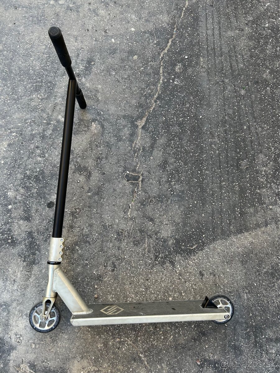 Kolobežka Striker Gravis Pro Scooter