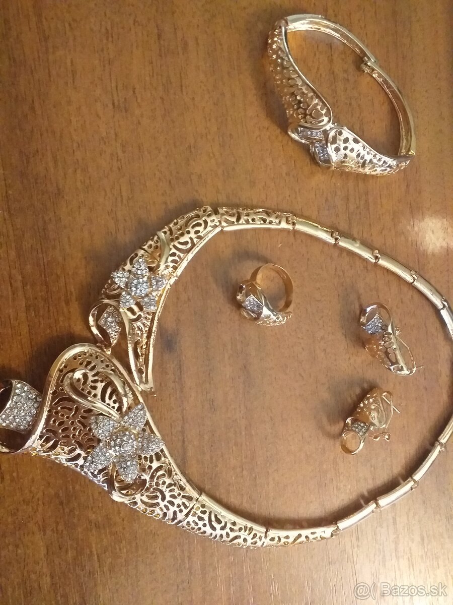 set zlatej nigérijskej bižutérie