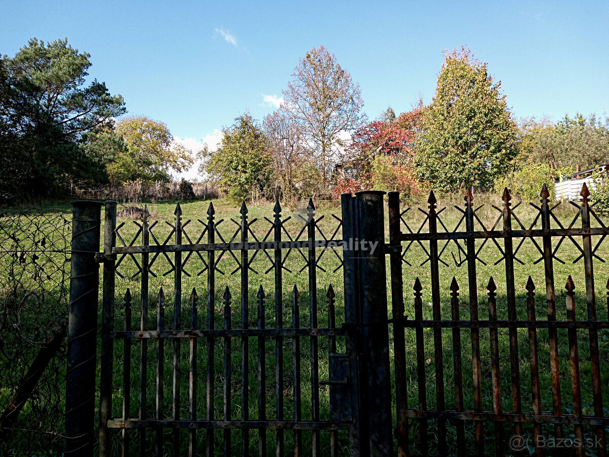 Stavebný, oplotený a slnečný pozemok s vinicou - obec Janík