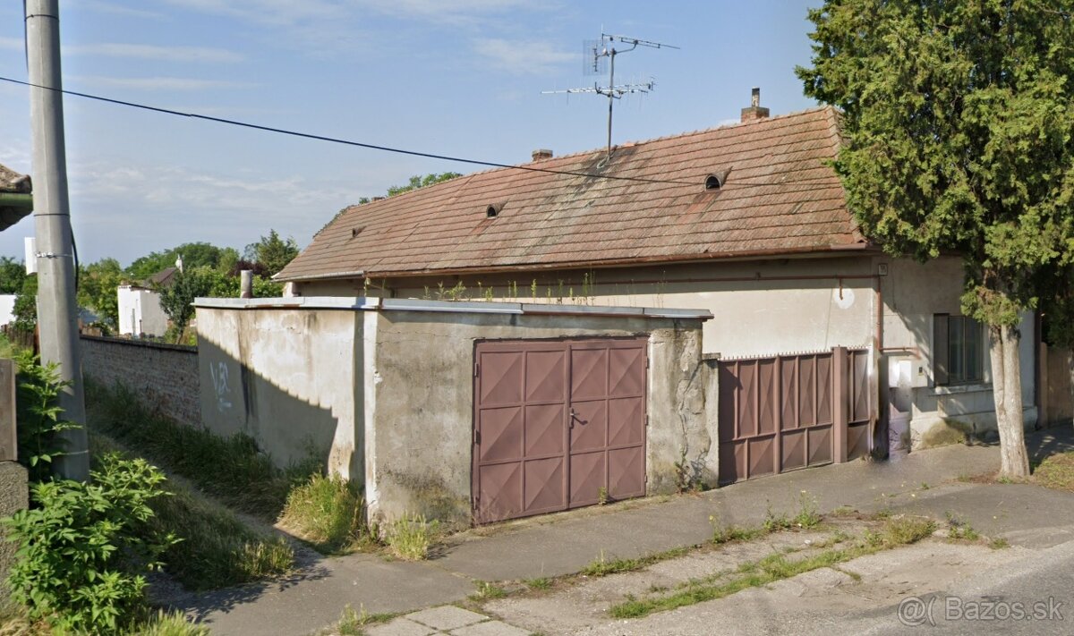 Predám starší RD v centre obce.