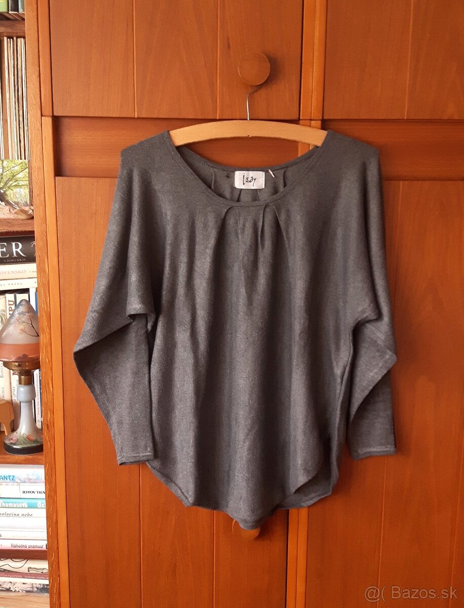 Širší pulóver s 3/4 rukávmi