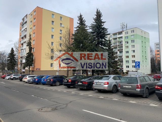 Priestranný byt s výmerou 80 m2, s loggiou a v centre Popra