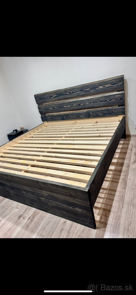 Postele z masívu