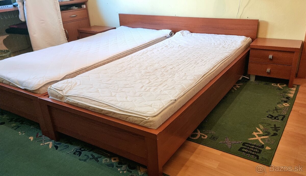 Dve poste + dva nočné stolíky + 3 ks koberce