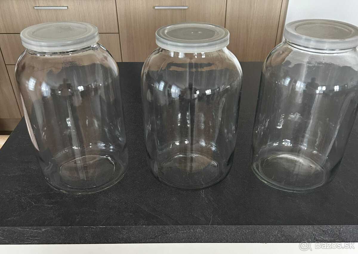 Sklenené poháre s viečkami na orechy