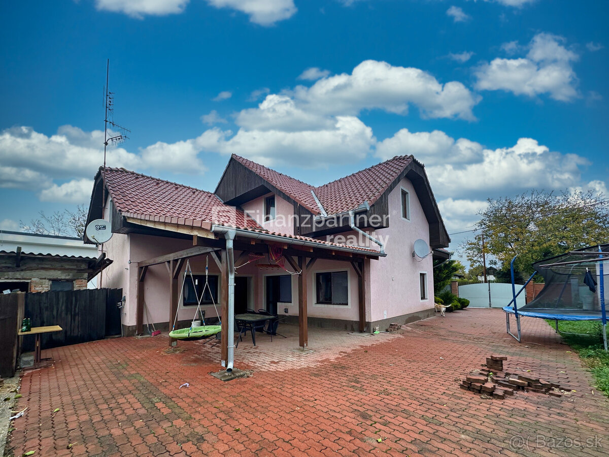 Rodinný dom s pozemkom 995 m², Vlčany, Šaľa