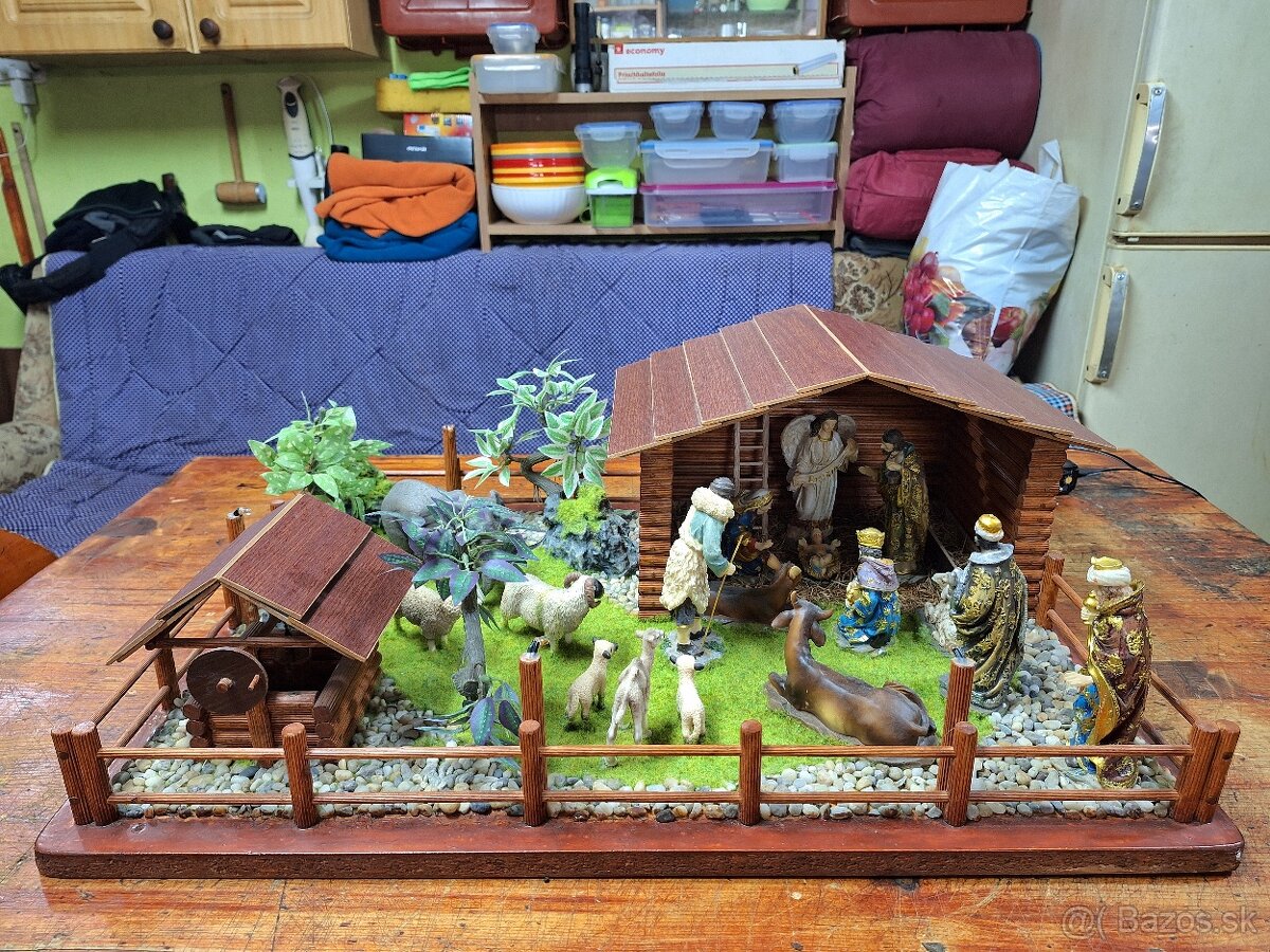 Svietiaci drevený ručne vyrobený betlehem