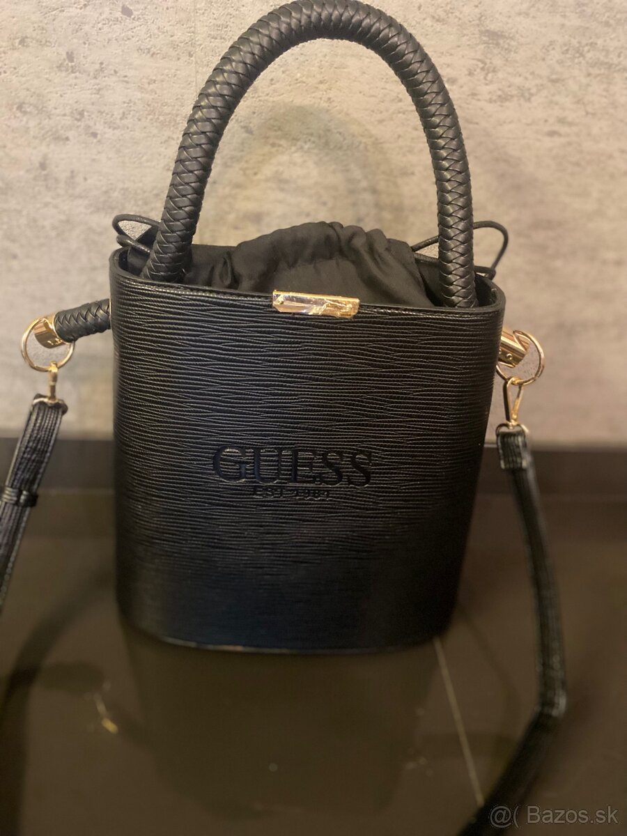 Kabelka s nazvom guess