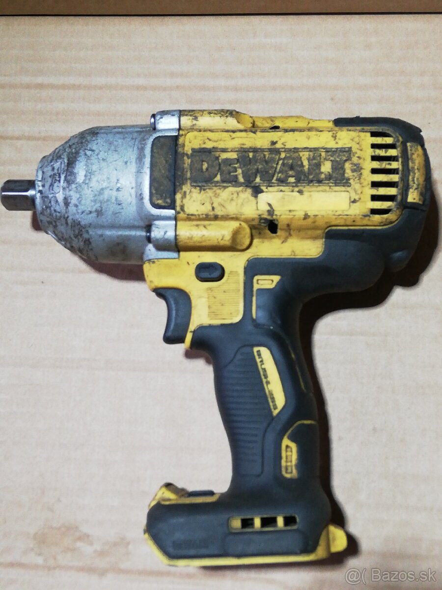 Dewalt 18V razovy utahovak 950Nm