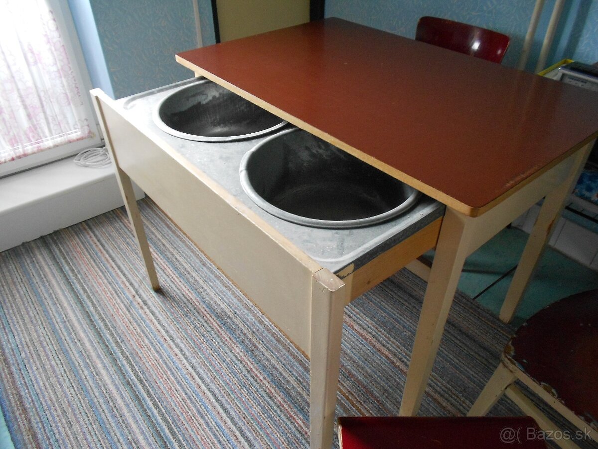 Predam stol so stolickami
