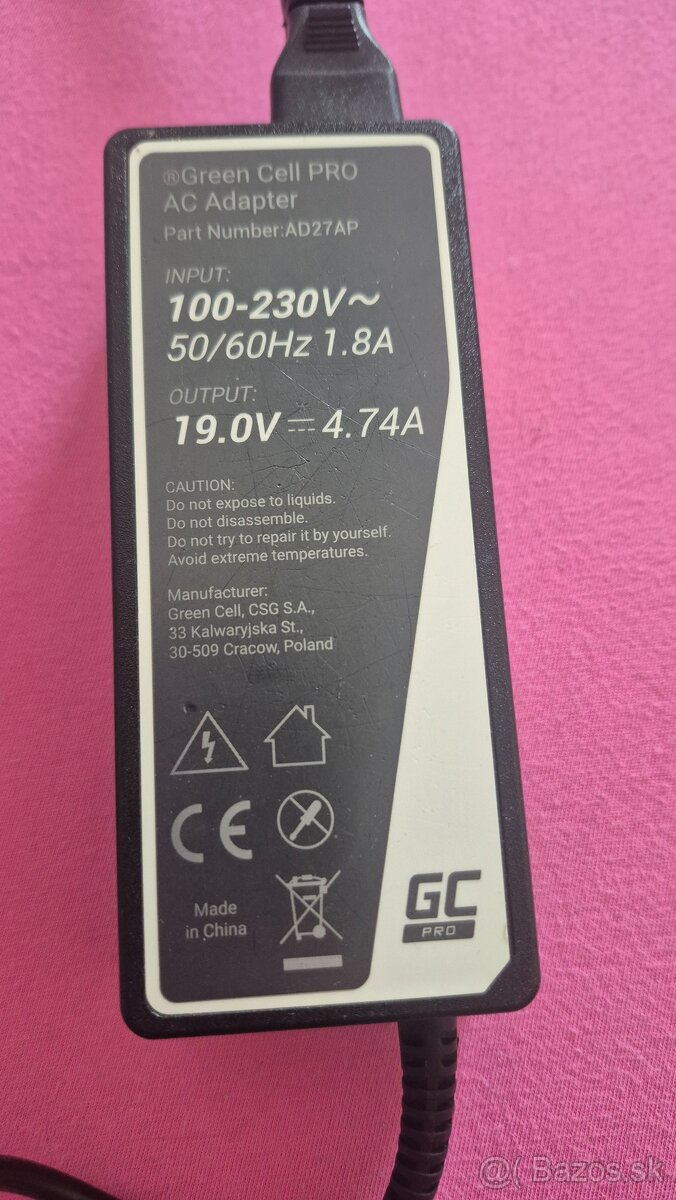 AC adaptér na notebook