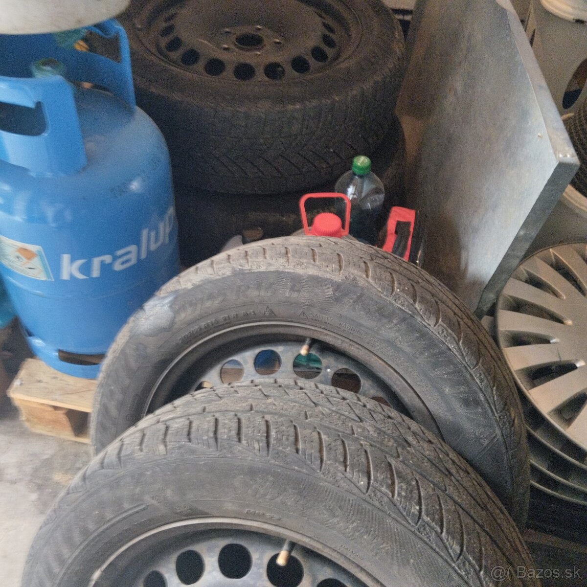 Predám zimné pneu na plechových diskoch r16