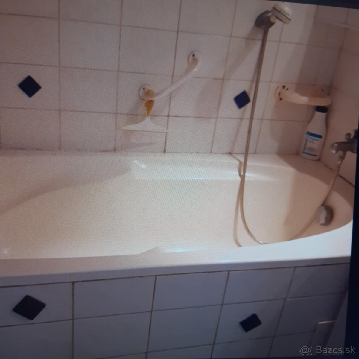 Darujem vaňu a umývadlovú skrinku