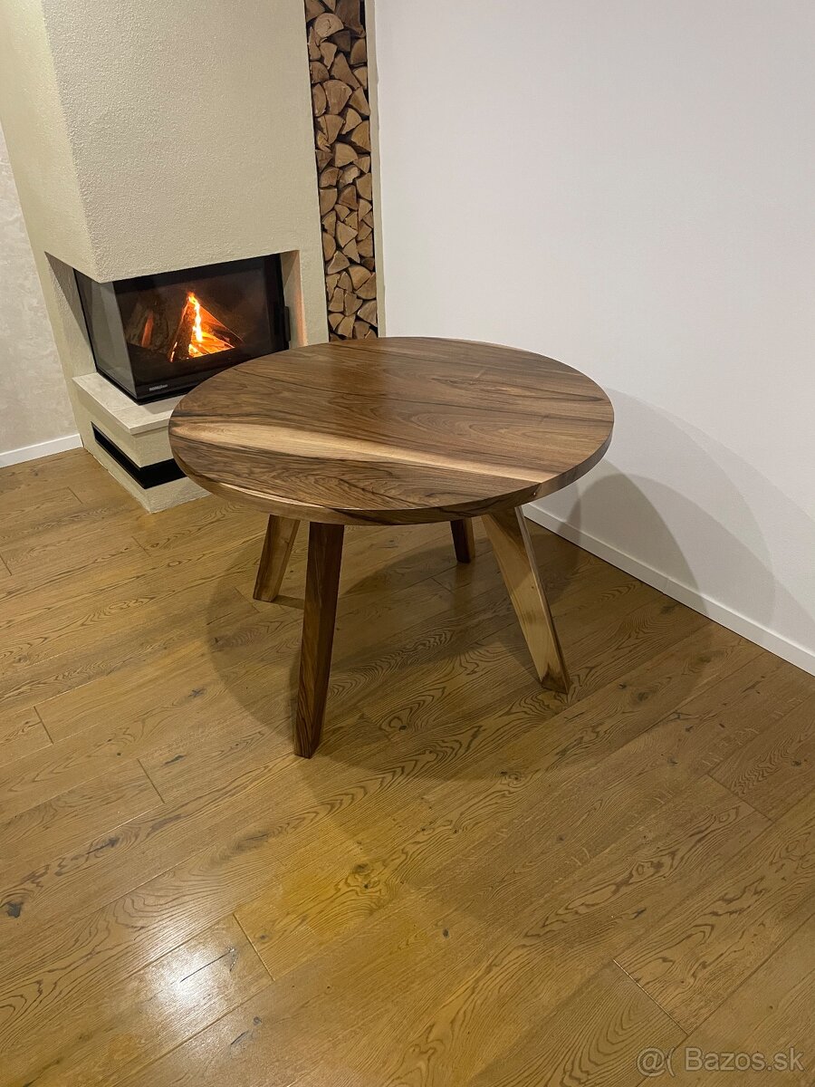 Masívny orechovy stôl