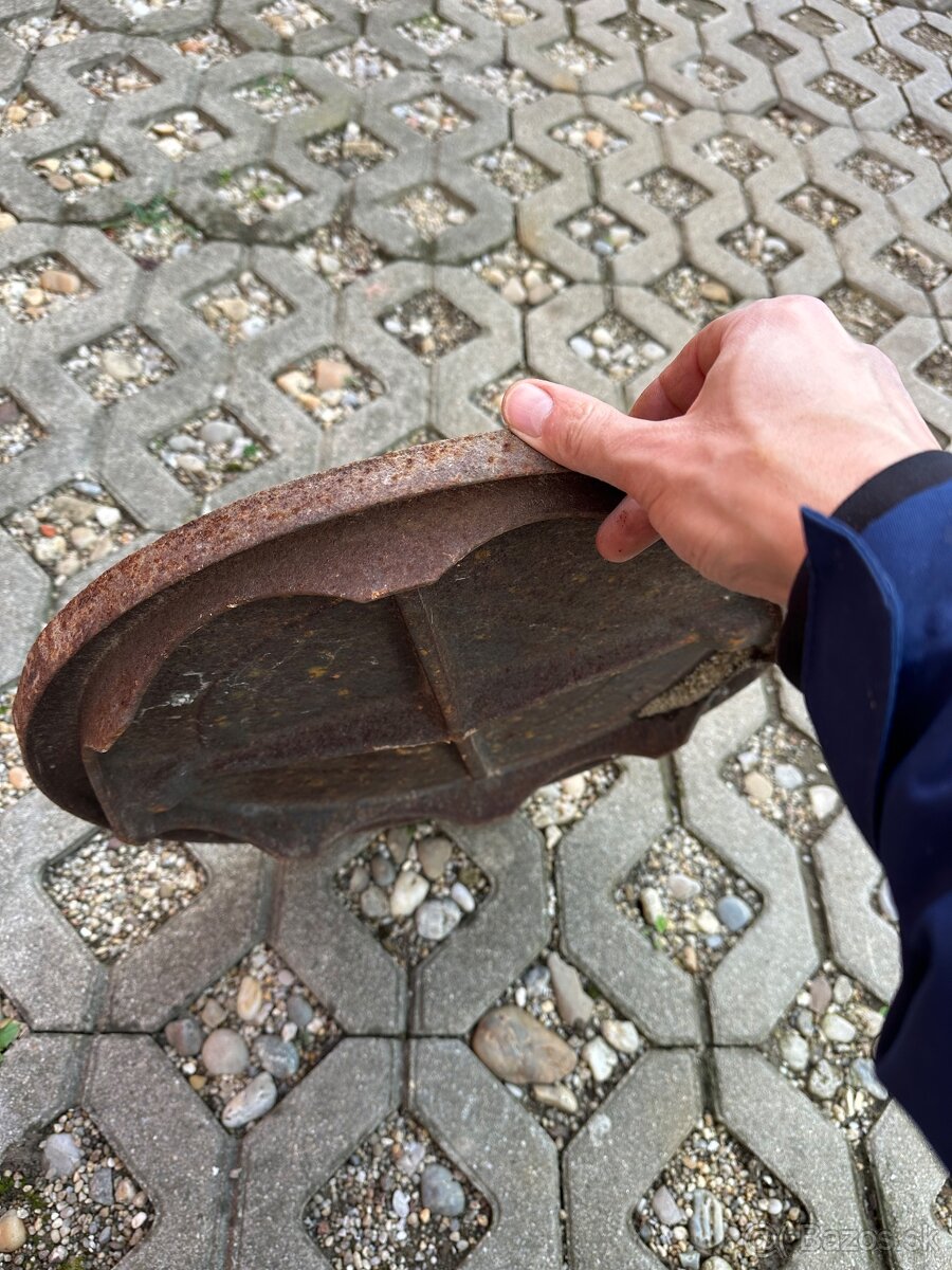 Predám liatinový poklop 420